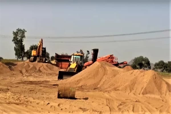 होशंगाबाद में रेत माफियाओं पर सबसे बड़ी कार्रवाई,  125 से अधिक डंपर जब्त