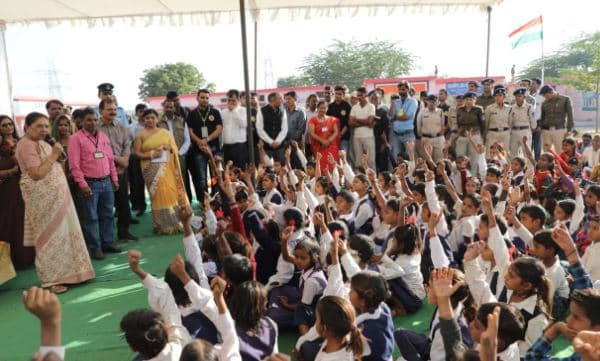बच्चे हर दिन 15 मिनट ज्ञानवर्धक पुस्तक जरूर पढ़ें: राज्यपाल आनंदीबेन