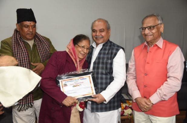 अटल जी के जन्मदिन पर केंद्रीय मंत्री तोमर ने दिए “वार्ड रत्न-ज्येष्ठा श्रेष्ठ नागरिक सम्मान”