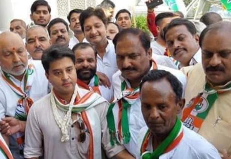 सियासत के अजब रंग: जो कभी विरोधी थे, आज मिल रहे गले