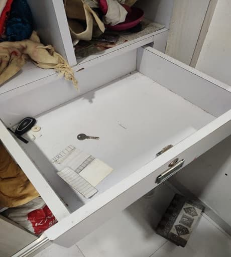 संपादक के घर धावा बोलकर बीस लाख की चोरी, कैमरे तक उखाड़ ले गए बदमाश