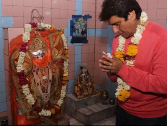 राजबब्बर ने जीत के लिए ग्वालियर के इस मंदिर में की परिक्रमा, लगाई अर्जी