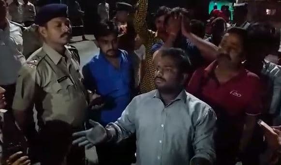 भाजपा विधायक की गाड़ी पर लिखा था ‘चौकीदार’, पुलिस ने वाहन रोककर की कार्रवाई