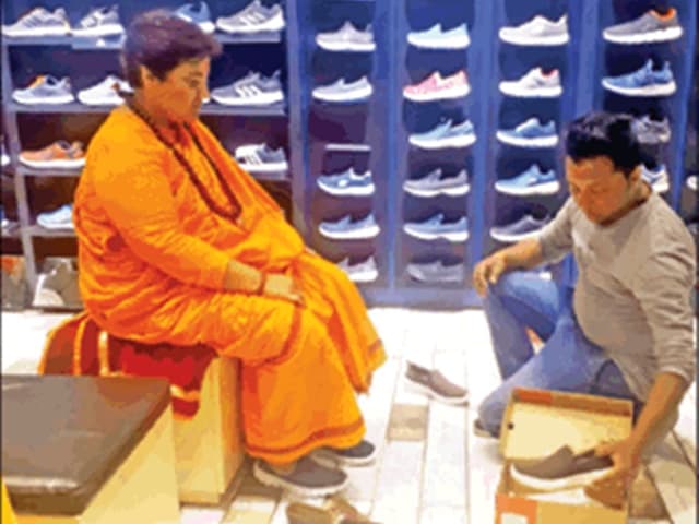 विदेशी ब्रॉड का जूता पहनकर राष्ट्र के नाम पर वोट मांगेंगी साध्वी प्रज्ञा