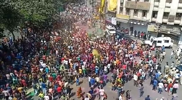VIDEO: रंगों से सराबोर हुआ इंदौर, गेर में झूमते हजारों लोग, मिसाइल से हो रही रंगों की बौछार