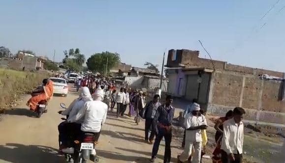 प्रशासन की यातायात व्यवस्था फेल, 10 किमी पैदल चल कर करीला मंदिर जा रहे श्रद्धालु