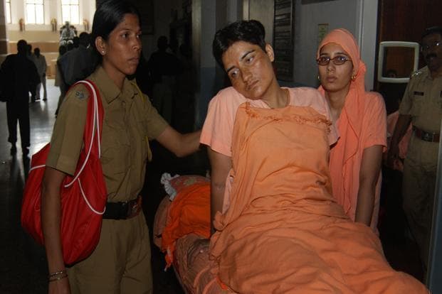 साध्वी को कैंसर होने के दावे पर डॉ ने उठाए सवाल,  गौमूत्र से उपचार को किया खारिज