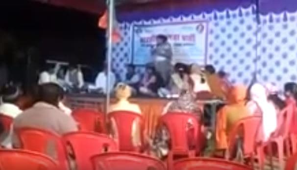 MP : एक मंच पर दो सांसद भी नही जुटा पाए भीड़, खाली कुर्सियों को सुनाते रहे भाषण