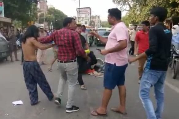 अख़बार के दफ्तर के बाहर सड़क पर किन्नरों का हंगामा, लोगों से की बदसलूकी, जनता ने की पिटाई