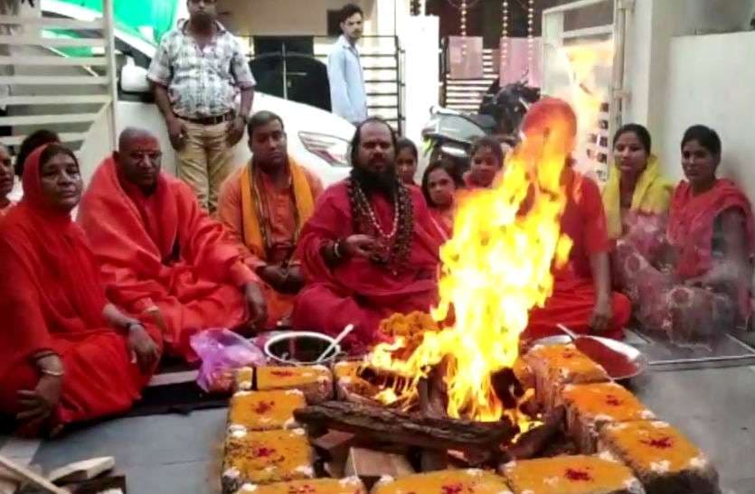 दिग्विजय की हार पर ‘समाधि’ लेने वाले ‘मिर्ची बाबा’ निरंजनी अखाड़े से बाहर, सोशल मीडिया पर ढून्ढ रहे लोग