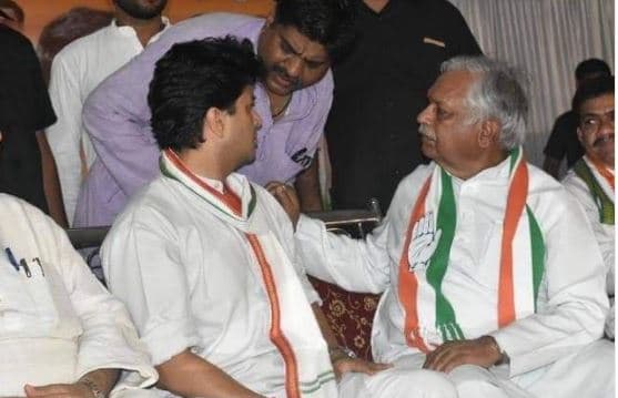 सिंधिया के बाद अब समर्थकों में भी स्टेटस बदलने की होड़