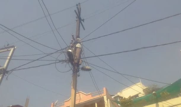 लापता पत्नी के वियोग और पुलिस के असहयोग से परेशान युवक बिजली के पोल पर चढ़ा