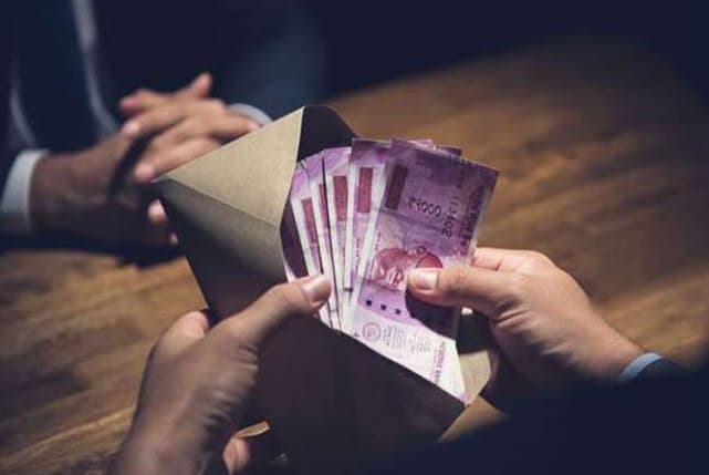 लोकायुक्त ने 15 हजार की रिश्वत लेते पटवारी को रंगे हाथों पकड़ा