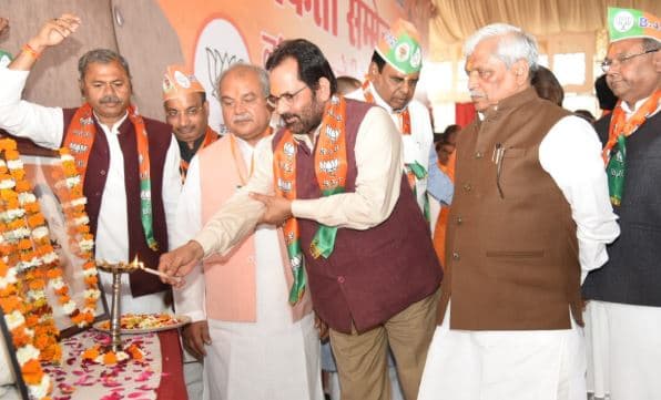 ‘राजनीति में PR यानि प्रियंका-राहुल सर्कस, जोकर के रूप में हुई वाड्रा की एंट्री’ : केंद्रीय मंत्री नकवी