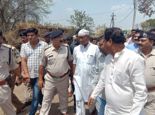 सीहोर मंडी में आग लगने से लाखों का नुकसान, पीड़ितों से मिले पूर्व सीएम दिग्विजय सिंह