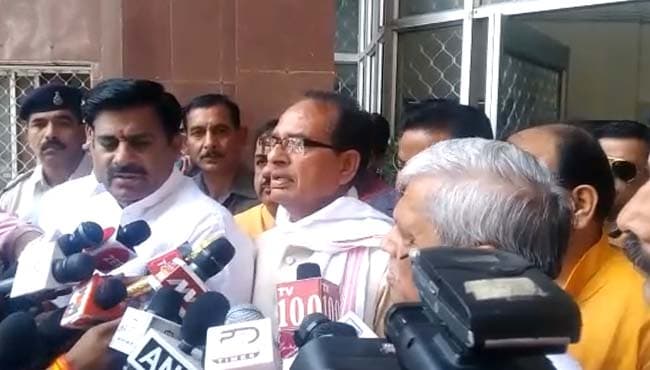 छिंदवाड़ा कलेक्टर की चुनाव आयोग में शिकायत, शिवराज बोले-‘लड़ाका हूँ, अन्याय नहीं सहूंगा’