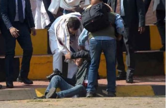 एयरपोर्ट की सीढ़ियों से गिरा फोटो पत्रकार, राहुल ने दौड़कर थामा हाथ, देखें वीडियो