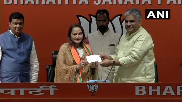 सपा छोड़ बीजेपी में शामिल हुईं जया प्रदा, आजम खान के खिलाफ लड़ सकती हैं चुनाव