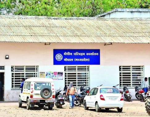 भोपाल RTO का कारनामा, मृत व्यक्ति के नाम पर सरपट दौड़ रहीं बसें