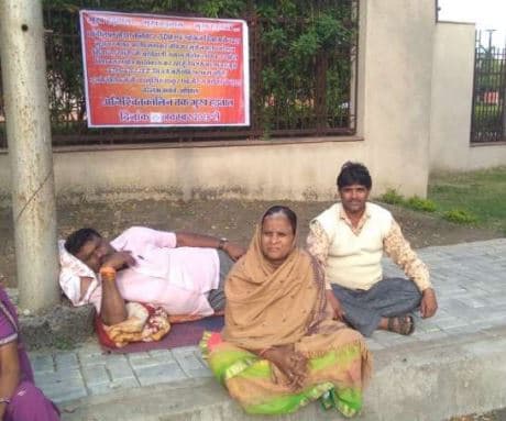 धार के बाद भोपाल में धरने पर बैठे भाजपा के पूर्व विधायक, पुलिस ने उठाया