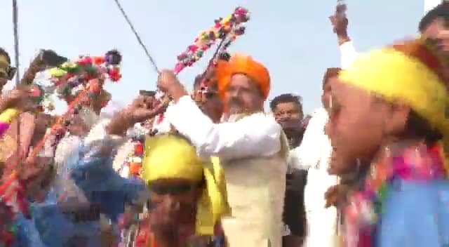 ध्वजारोहण के बाद आदिवासी ताल पर थिरके प्रदेश के गृह मंत्री, देखें वीडियो