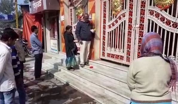 सूर्य ग्रहण समाप्ति के बाद मंदिरों में लगी दर्शन के भक्तों की कतार