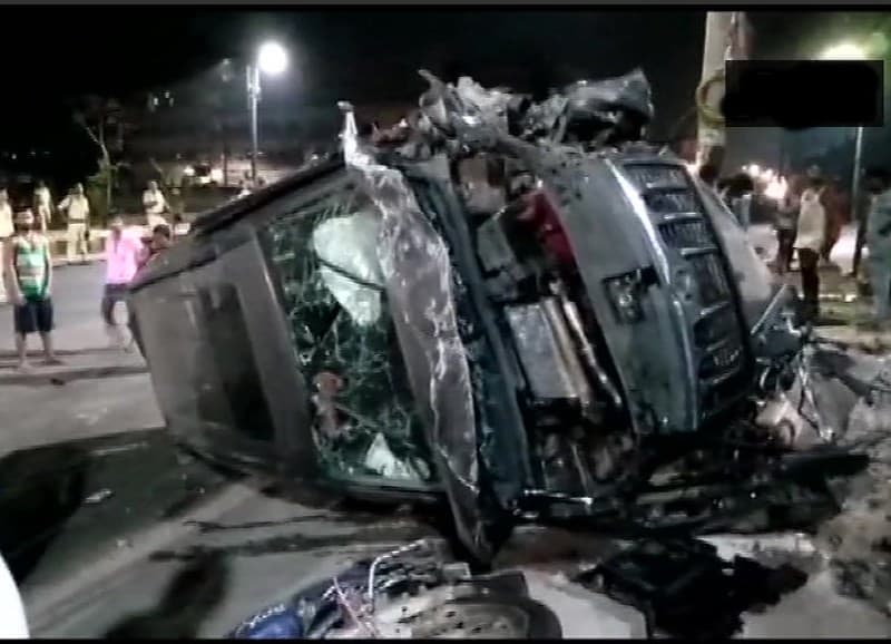 अनियंत्रित SUV ने फुटपाथ पर सो रहे 4 बच्चों को कुचला, भीड़ ने ड्राइवर को पीट-पीटकर मार डाला