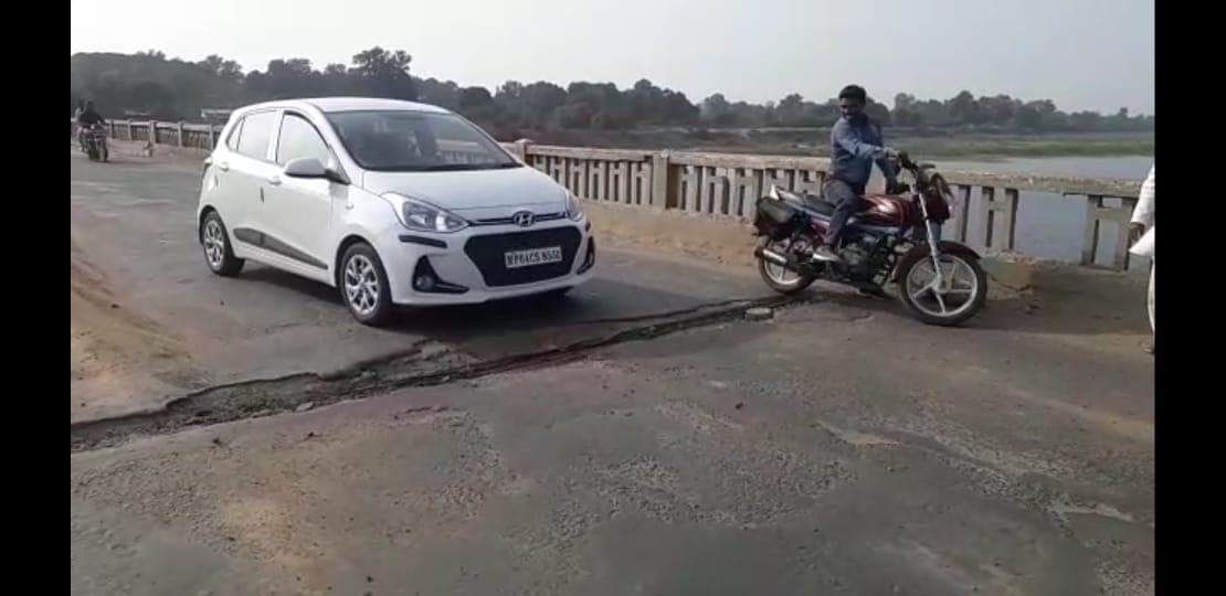 होशंगाबाद पचमढ़ी स्टेट हाइवे के तवा ब्रिज की सड़क का ज्वाइंट उखड़ा