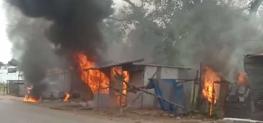 दो पक्षों के बीच विवाद में हत्या के बाद तनाव, भारी पुलिस बल तैनात