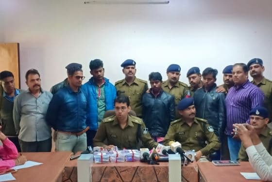 ऑनलाइन ठगी करने वाले तीन शातिरों को अशोकनगर पुलिस ने झारखंड से पकड़ा