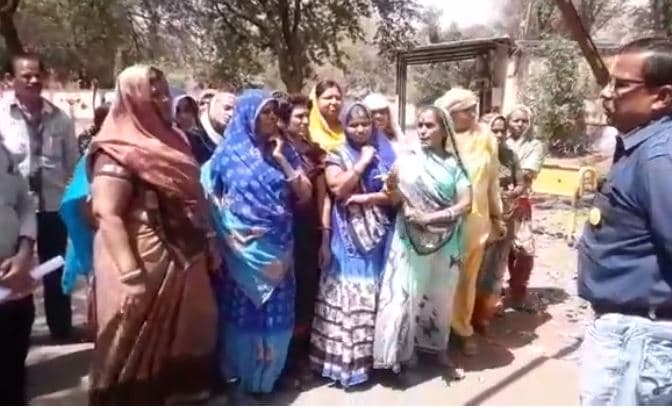 महिलाओं ने फिर खोला शराब दुकानोंं के खिलाफ मोर्चा, बंद कराईं दुकानें