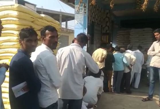 यूरिया की किल्लत से किसान परेशान, पुलिस की निगरानी में बांटा