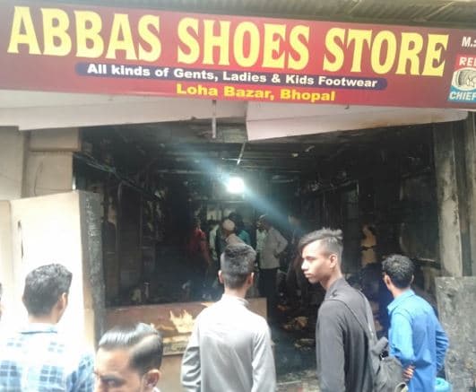दिवाली से पहले खुशियां हुईं खाक, फुटवियर शॉप में आधी रात लगी आग