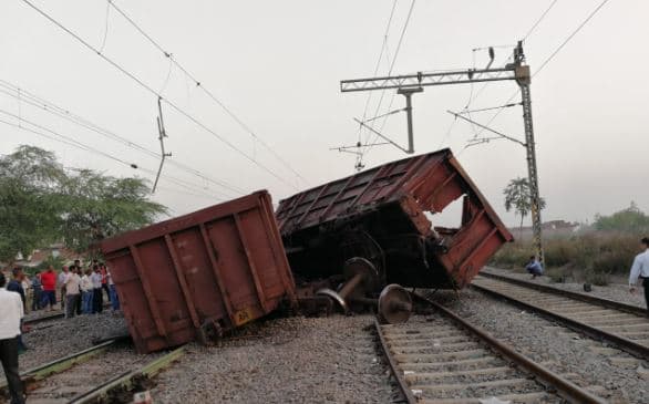 डिरेल हुई मालगाड़ी से टकराने से बची भोपाल एक्सप्रेस, बड़ा हादसा टला