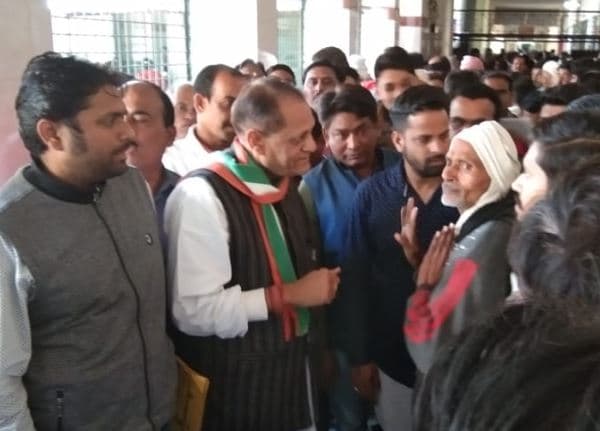 कंडम घोषित बिल्डिंग में सेन्ट्रल दवा स्टोर, तापमान मापने का यंत्र नहीं, एक फ्रिज के भरोसे दवाइयां