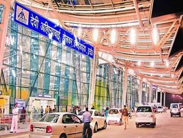 फ्लाइट में यात्री को आया हार्टअटैक, इंदौर एयरपोर्ट पर हुई इमरजेंसी लैंडिंग