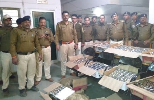 मतदान से पहले पुलिस की बड़ी कार्रवाई, घर में मिला शराब का जखीरा