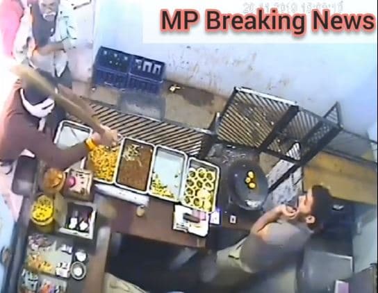 शराब दुकान में घुसकर बदमाशों ने की मारपीट, वीडियो वायरल