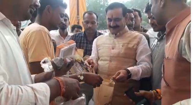 श्रद्धालुओं को पूर्व कैबिनेट मंत्री ने पीतांबरा पीठ मंदिर में बाटे कॉटन के थैले