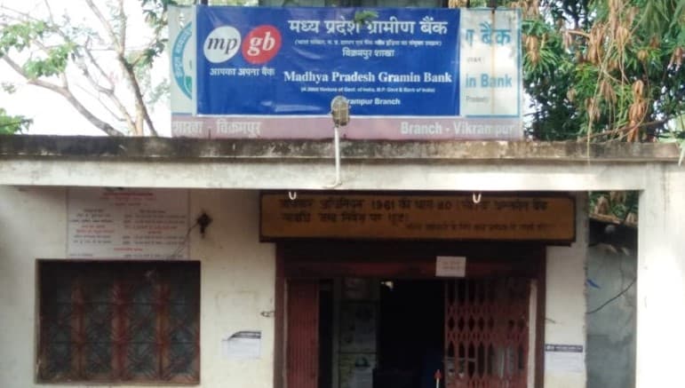 चोरों ने बैंक सहित 5 दुकानों पर किया हाथ साफ़