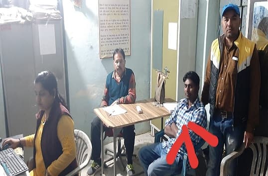 नायब तहसीलदार व पटवारी ने रिश्वत लेने के लिए रखा था व्यक्ति, लोकायुक्त ने की कार्रवाई