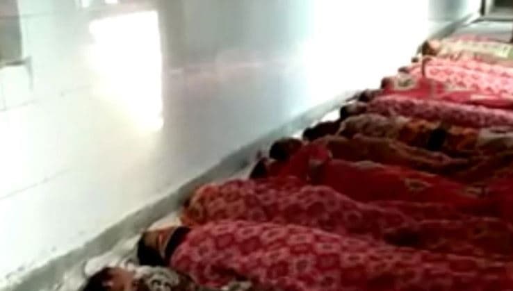 बदहाल व्यवस्था-बेबस मरीज, नसबंदी के बाद महिलाओं को जमीन पर लिटाया