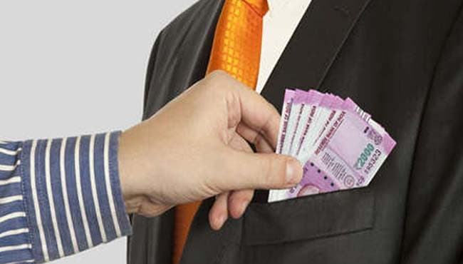 सीएम के नाम पर दो बड़े अधिकारियों पर चुनावी वसूली का आरोप