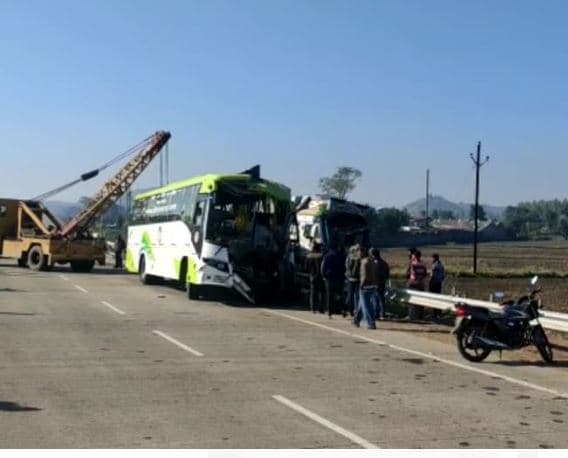 बस और ट्रक की भीषण भिंड़त में सात घायल, तीन की हालत नाजुक