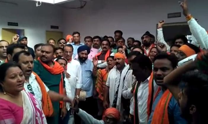बीजेपी प्रदेश अध्यक्ष का थाने में धरना, पुलिस पर मारपीट का आरोप