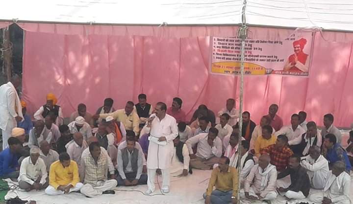 कमलनाथ सरकार के खिलाफ भाजपा नेता महाजन ने धरना प्रदर्शन किया