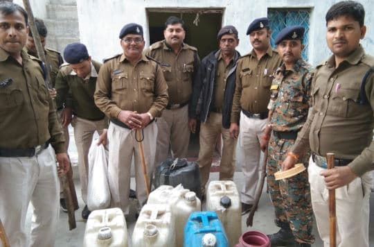कंजरों के डेरों पर आबकारी विभाग की दबिश, 40 लाख की अवैध देसी शराब नष्ट की