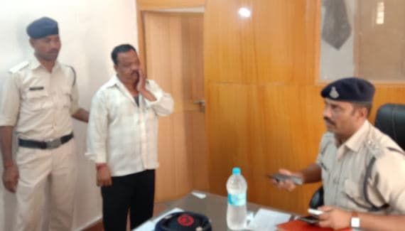 नकली अल्ट्राटेक सीमेंट बनाने वाली फैक्ट्री का पर्दाफाश, संचालक गिरफ्तार