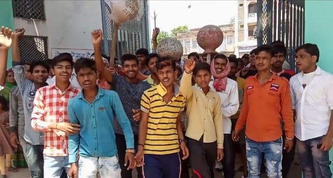 यहां पार्षद का रिश्तेदार नहीं देता पीने को पानी, आंदोलन करने मजबूर हुए वार्डवासी