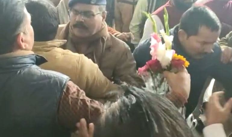 सिंधिया के पीएसओ ने जिला अध्यक्ष को खींचा, कार्यकर्ताओं की पुलिस से भी हुई झड़प
